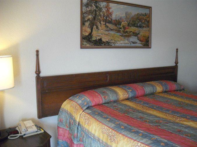 Caravan Inn Stephenville Room photo
